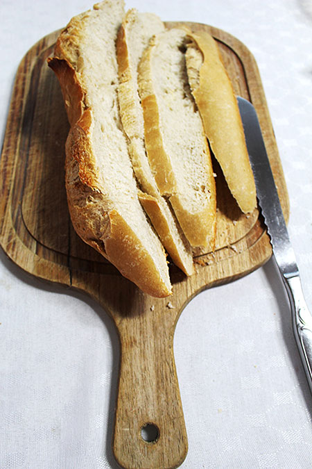 Foto do pão filão cortado de comprido. Segundo “nossa” atendente, eles usam pão fogazza, mas não encontrei e te garanto que esse pão italiano filão ficou melhor que o do Jamie Oliver.