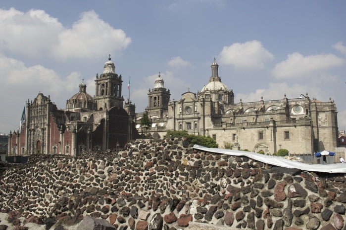 Dentro do templo mayor com catedral metropolitana ao fundo - Viagem ao México.