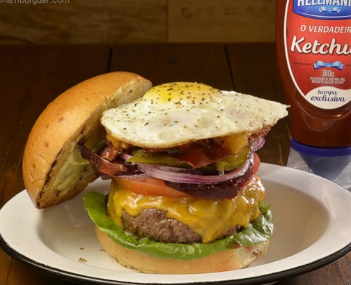 Aussie Burger: Hambúrguer de fraldinha com relish de abacaxi, beterraba em conserva, pickles, tomate, alface e ovo frito, no pão de hambúrguer - R$ 32 - 7ª Edição SP Burger Fest