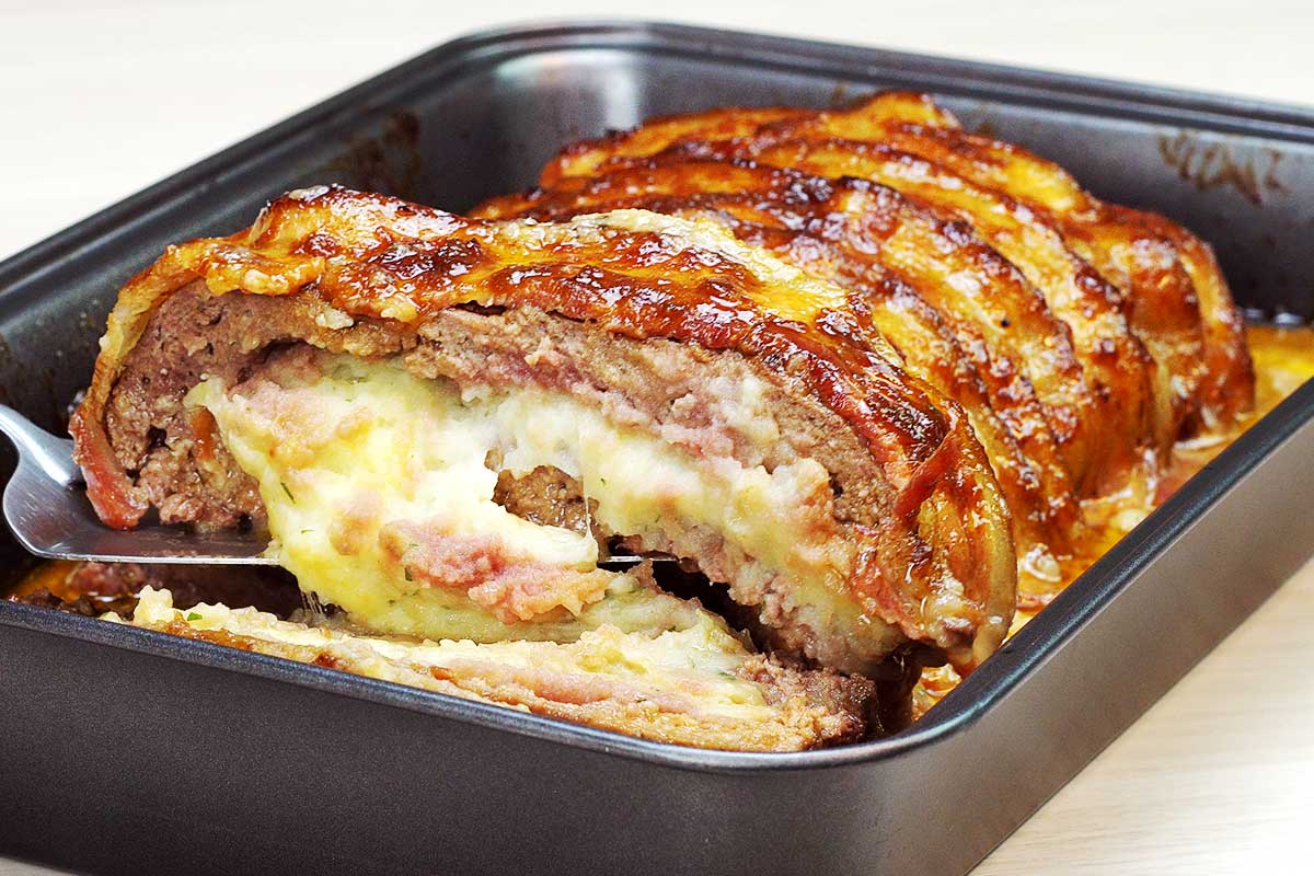 bolo de carne com bacon e molho barbecue recheado de purê de batata e queijo
