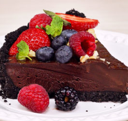 Torta de Trufa de Chocolate com Frutas Vermelhas