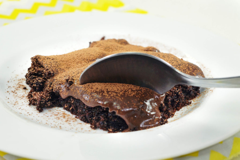 Bolo de Chocolate Simples Com Creme de Manteiga - Easy and Delish